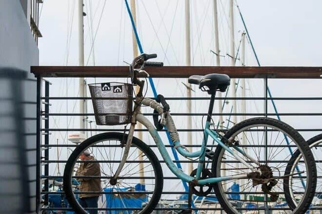 A bicycle in Tel Aviv, near the beach. Credit: Kirill Valerich/Pexels.