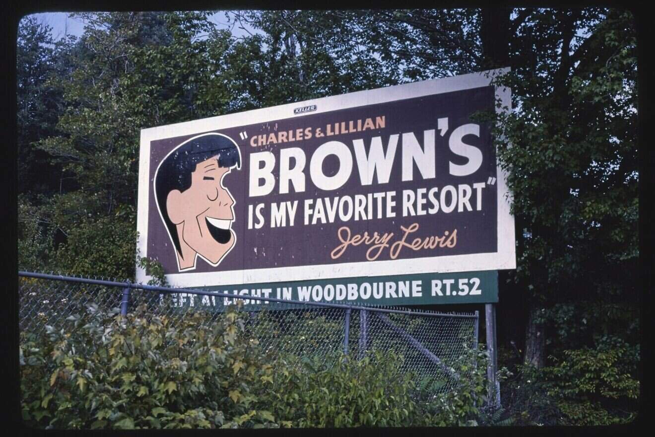 A sign for Brown's Hotel, Lake Sheldrake, in the town of Fallsburg in the Catskills Mountains in New York state, 1977. Credit: Library of Congress Photo by John Margolies via Wikimedia Commons.
