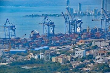 Container ship loading port in Cartagena, Colombia, on Jan. 22, 2016. Credit: Joe Ross via Wikimedia Commons.