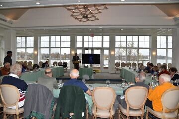 At the podium, Dan Rosen teaches Jewish community members how to use the Emissary app. Credit: Courtesy.
