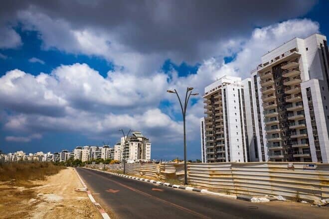 A view of the central Israeli city of Be’er Ya’akov, Sept. 6, 2024. Photo by Yossi Aloni/Flash90.