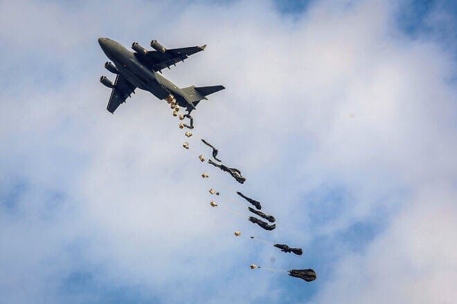 A plane drops aid loaded with food to Palestinians in the Gaza Strip, Oct. 17, 2024. Photo by Abed Rahim Khatib/Flash90.
