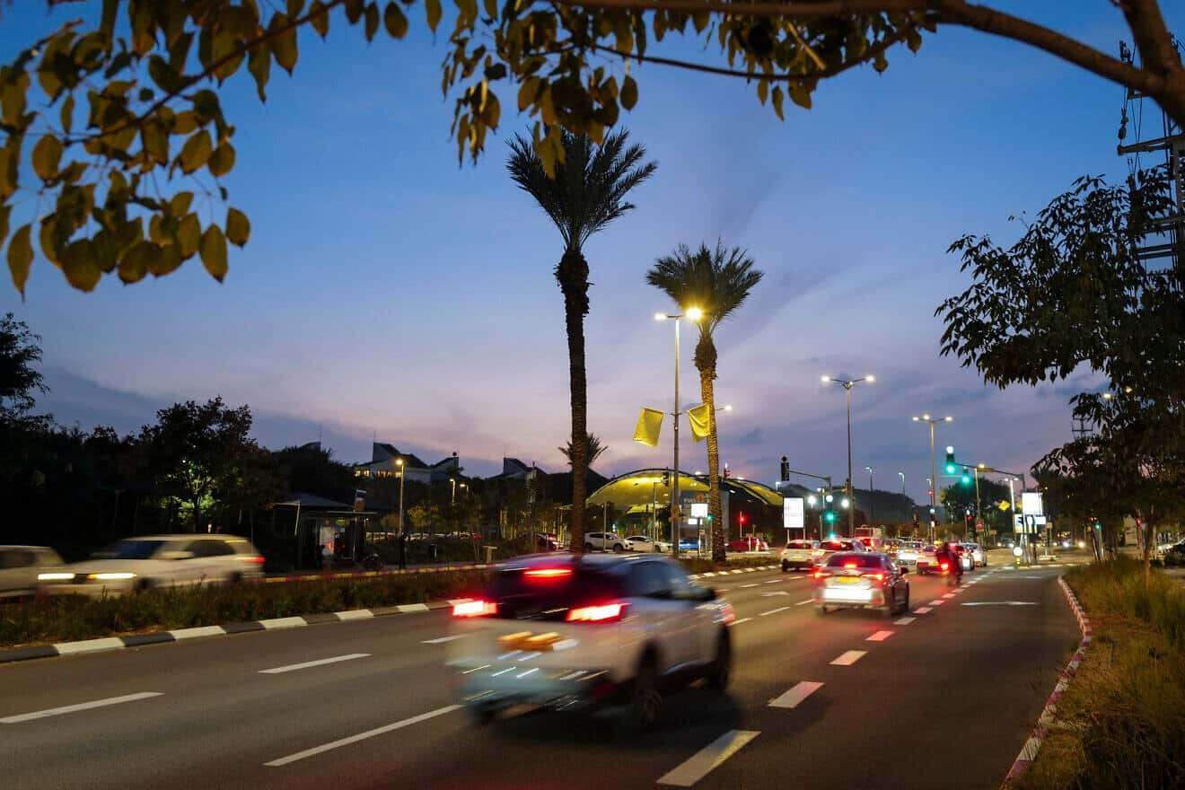 View of a main road in Ra'anana in central Israel, Nov. 21, 2024. Photo by Michael Giladi/Flash90.