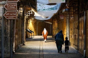 Palestinians attend Eid al-Fitr prayers at the Ibrahimi mosque in Hebron, on March 30, 2025. Photo by Wisam Hashlamoun/Flash90.