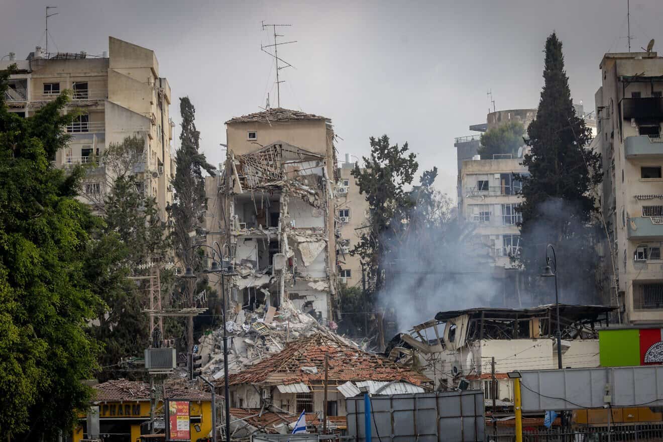 Israeli security and rescue forces at the scene where an Iranian ballistic missile hit a residential building in Rehovot, June 15, 2025. Photo by Chaim Goldberg/Flash90.