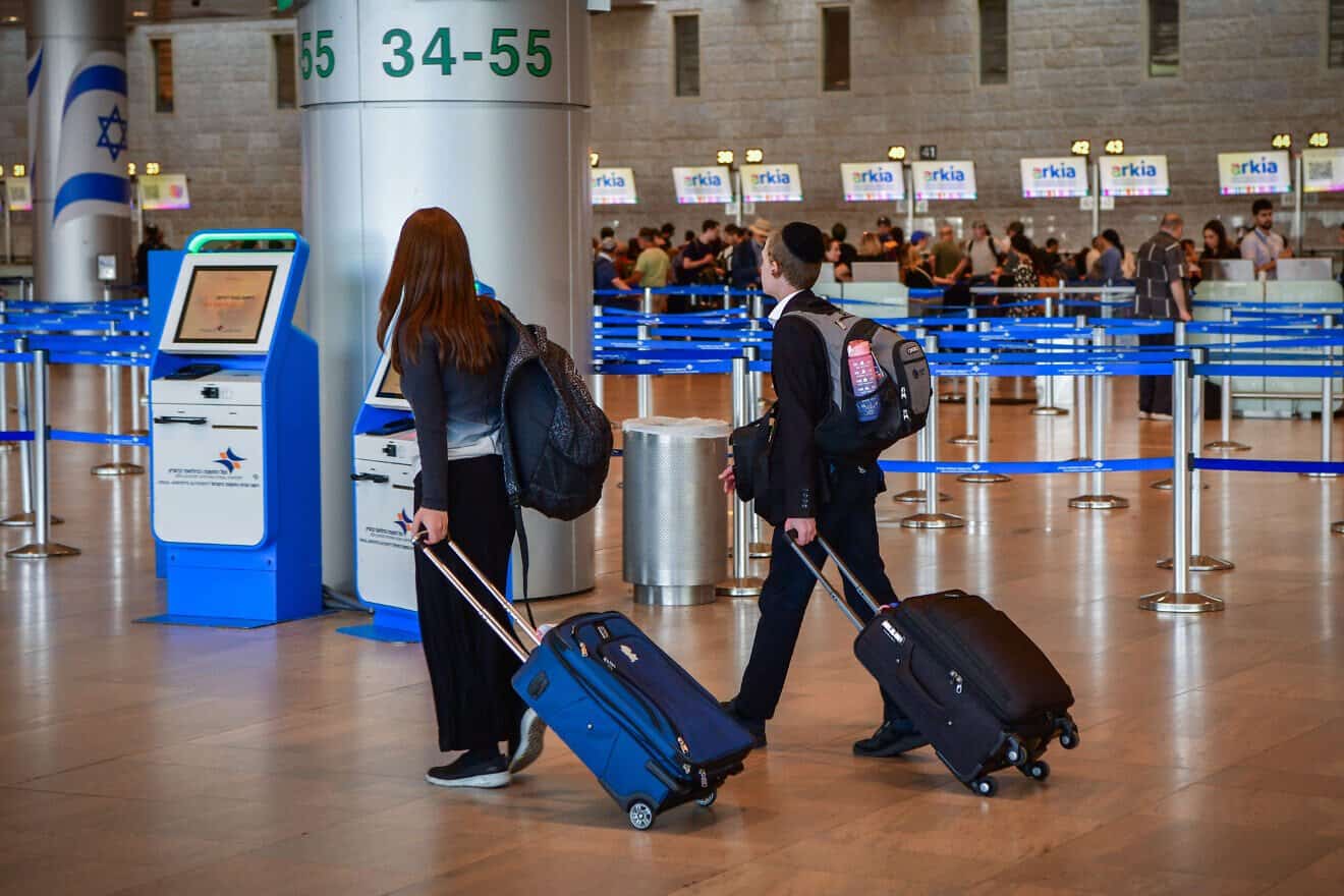 Passengers at the Ben Gurion International airport near Tel Aviv, June 25, 2025. Photo by Avshalom Sassoni/Flash90.