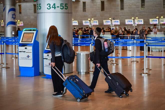 Passengers at the Ben Gurion International airport near Tel Aviv, June 25, 2025. Photo by Avshalom Sassoni/Flash90.