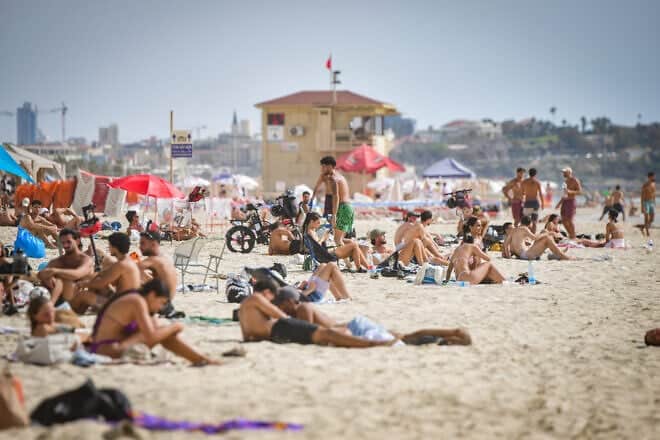 Israelis enjoy the beach in Tel Aviv, July 1, 2025. Photo by Avshalom Sassoni/Flash90.