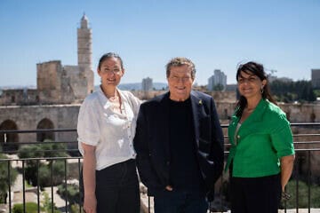 Yehoram Gaon at the Tower of David Jerusalem, flanked by exhibition curator Tal Kobo (L) and Eilat Lieber, the museum’s director and chief curator, July 10, 2025. Photo by Gil Volfson.