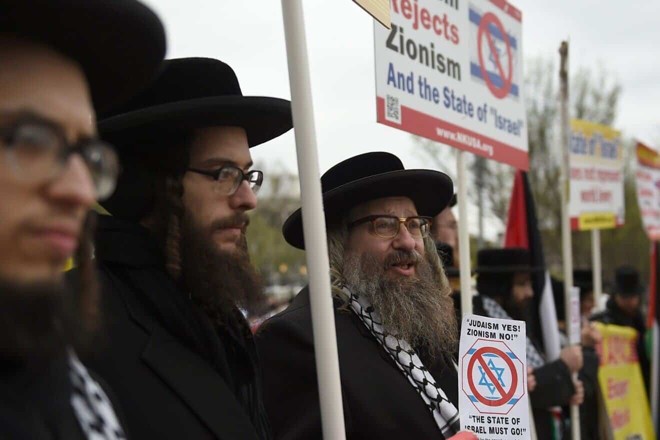 Yisroel Dovid Weiss, a spokesman for the worldwide religious group Neturei Karta, attends an anti-Israel rally in Washington, D.C., March 20, 2016. Photo by Molly Riley/AFP via Getty Images.