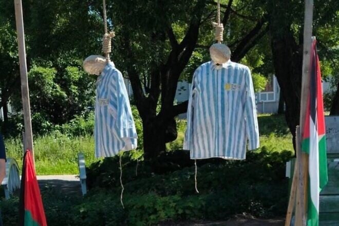 The Umea for Palestina group erected up a display of mannequins in concentration camp uniforms hanging from gallows in Umea, Sweden, on July 18, 2025. Source: Umea for Palestina/Instagram.