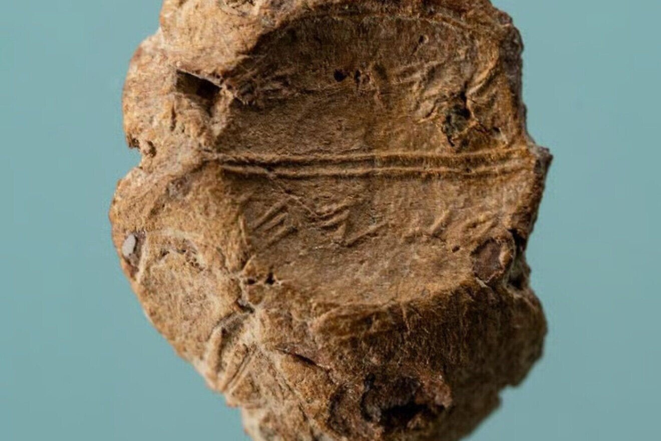 A rare seal impression (bulla) with inscription in the ancient Hebrew script from the First Temple period with letters reading “LeYedayahu Asayahu” was unearthed by the Temple Mount Sifting Project in Jerusalem in July, 2025. Credit: Temple Mount Sifting Project.