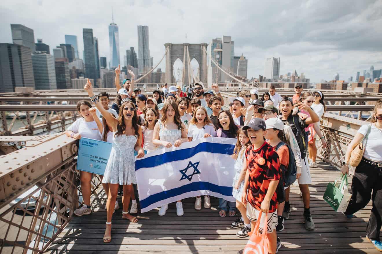 Participants in the IDF Widows and Orphans Organization summer 2025 trip for Israeli b’nei mitzvah students, accompanied by social-media influencer and pro-Israel activist Lizzy Savetsky, on the Brooklyn Bridge in New York City. Credit: IDFWO.