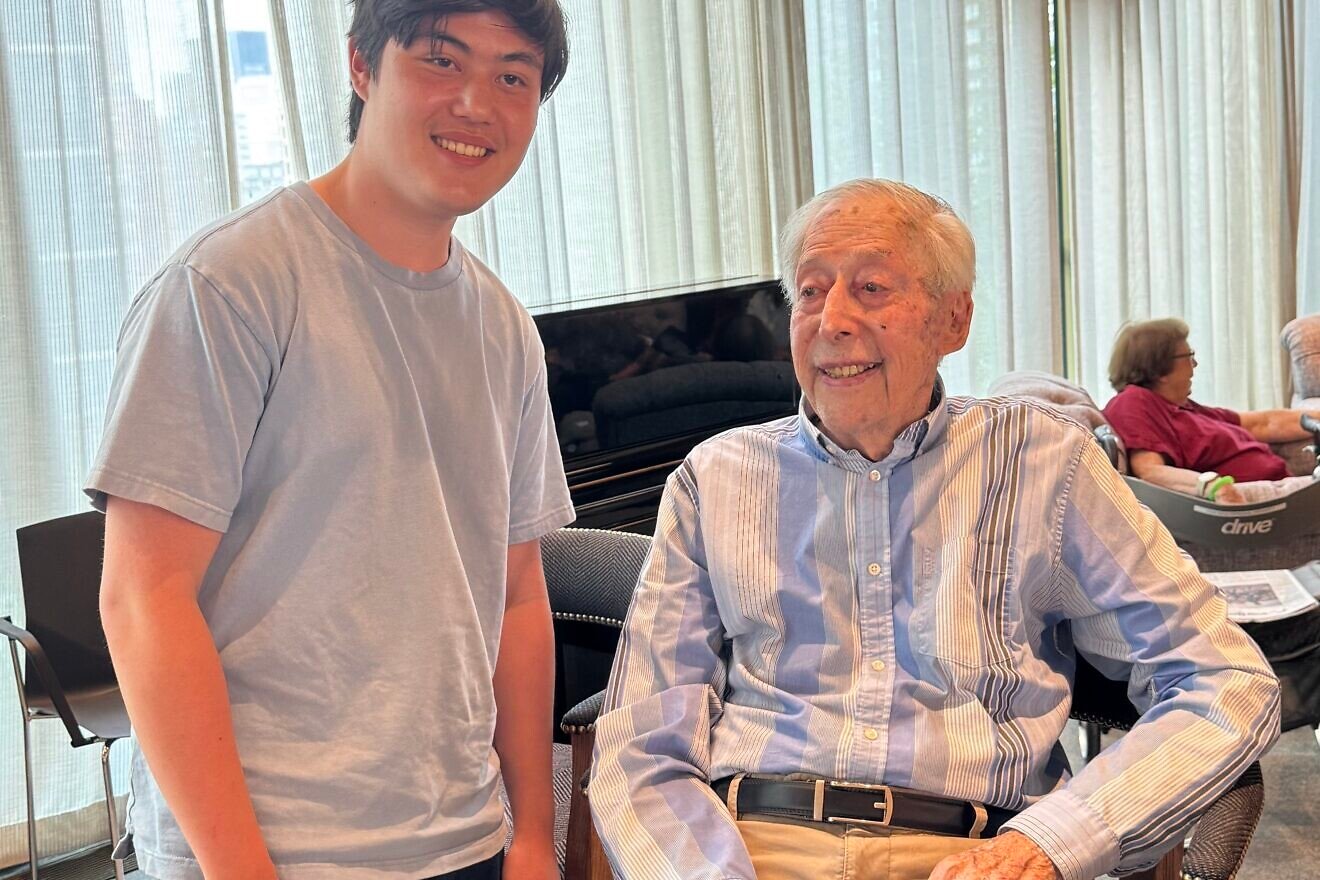 The Holocaust survivor Jerry Lindenstraus, 96, with a young fan at Inspir Carnegie Hill in New York City. Credit: Courtesy of Inspir Carnegie Hill.