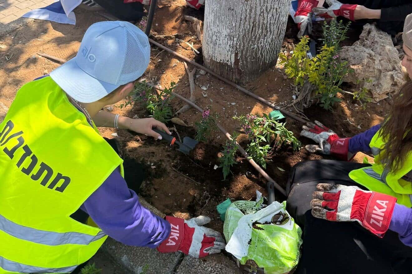 About 200 Jewish American girls help with relief efforts in a Rishon Letzion in the central district of Israel, which was hit by an Iranian missile in mid-June, during the teens’ visit to the region in July 2025. Credit: Courtesy of the Jewish Agency for Israel.