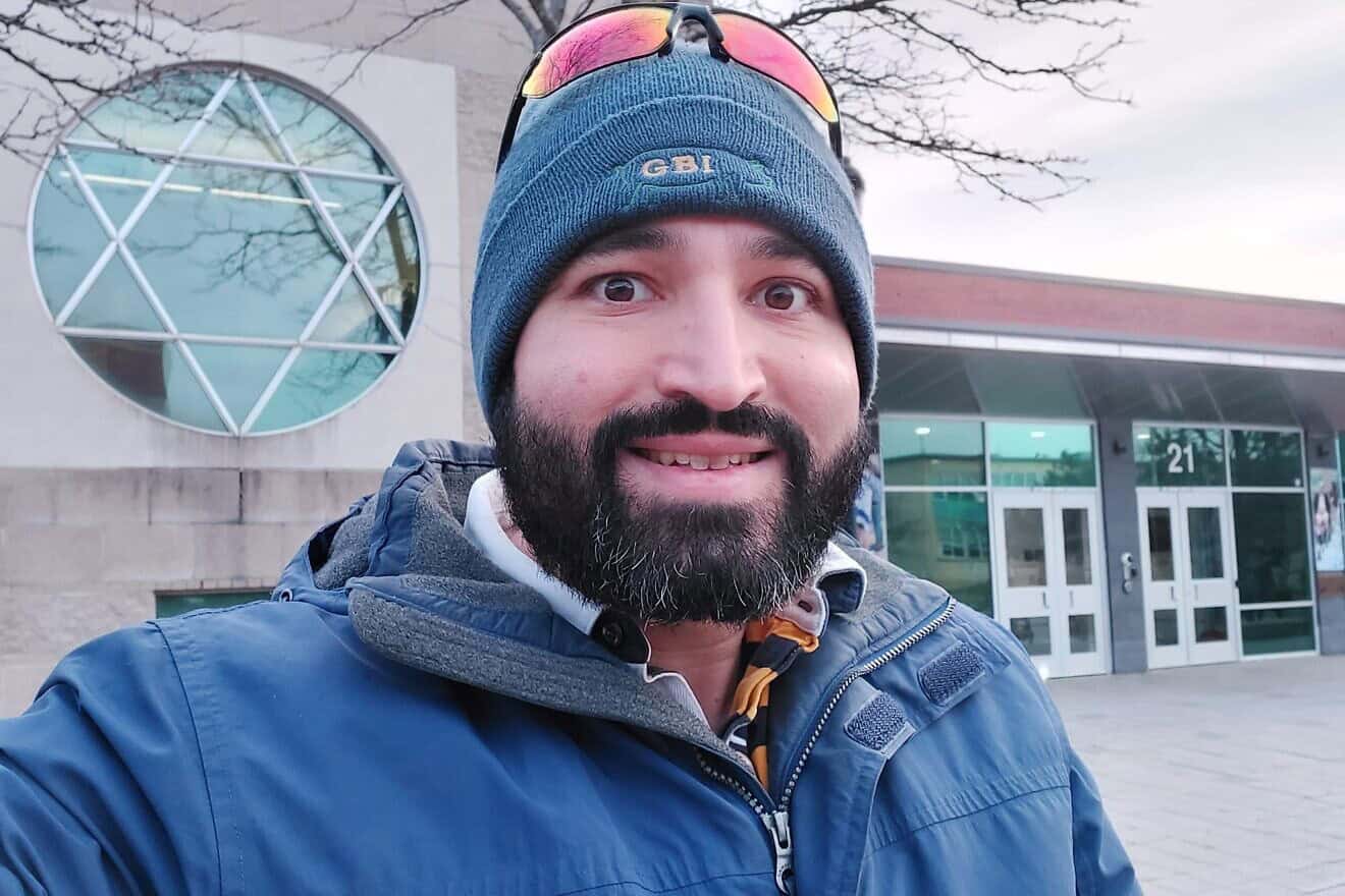 Michael Segal, a N.J. veterinarian who has read the Torah in each U.S. state and now aims to do so in every Canadian province, at Soloway Jewish Community Centre in Ottawa, Ontario. Credit: Courtesy of Michael Segal.