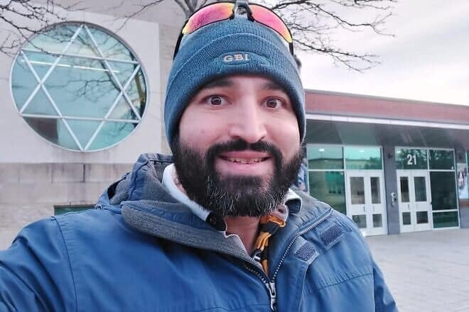 Michael Segal, a N.J. veterinarian who has read the Torah in each U.S. state and now aims to do so in every Canadian province, at Soloway Jewish Community Centre in Ottawa, Ontario. Credit: Courtesy of Michael Segal.
