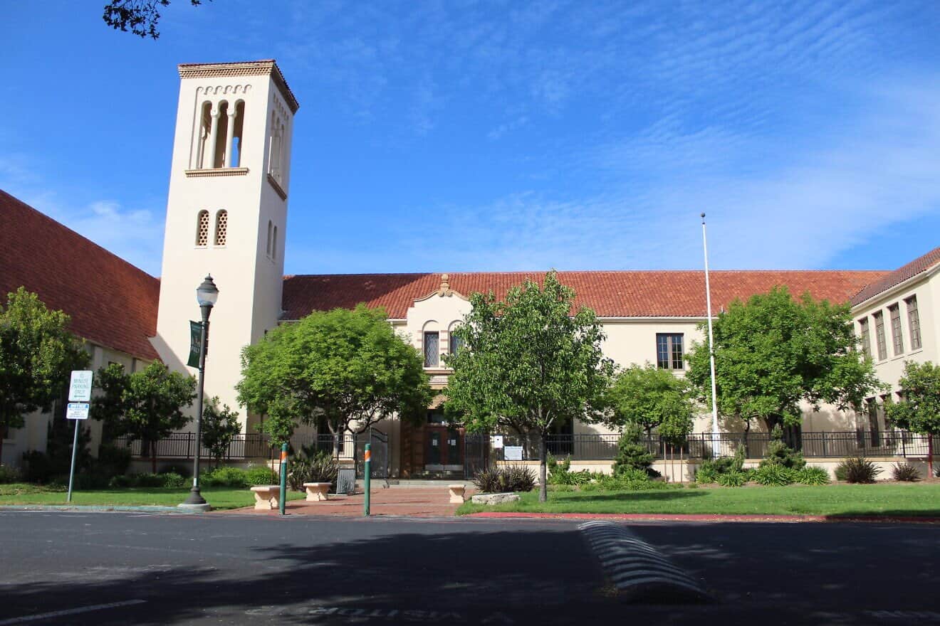 Palo Alto High School in Northern California, founded in 1898, enrolls nearly 2,000 students, according to data from the 2023-24 academic year. Credit: Ovinus Real via Wikimedia Commons.