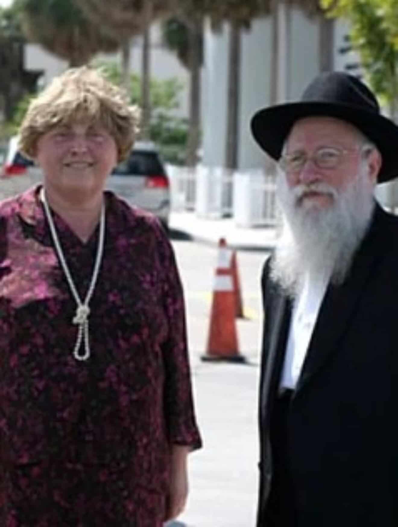 Rabbi Avraham and Rivka Korf, Vertical