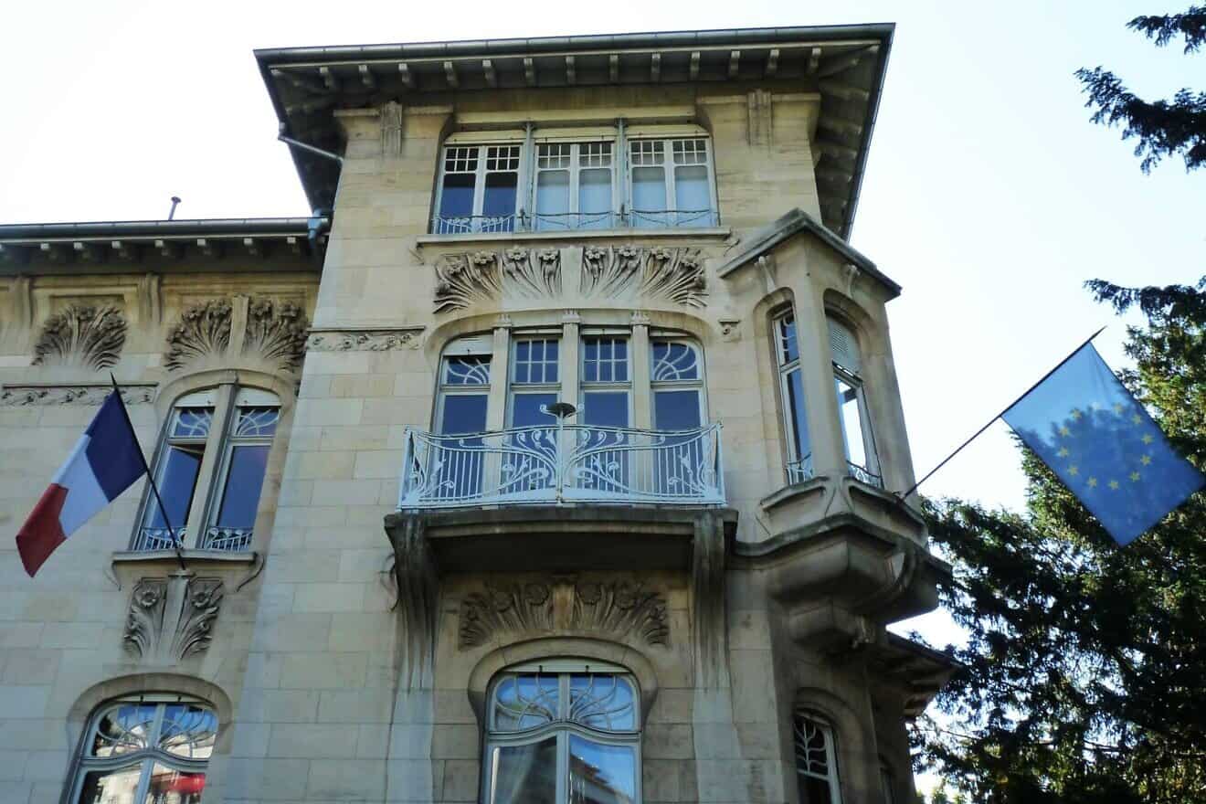 The flag of Europe flown alongside the Flag of France on Villa Schutzenberger, seat of the European Audiovisual Observatory, an institution within the Council of Europe, 2011. Credit: Ji-Elle via Wikimedia Commons.
