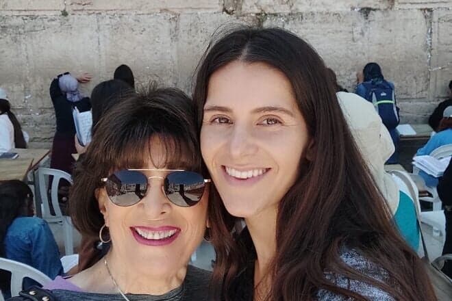 Partners in Torah paired up Susie Rosenfeld (left) and Brianna Lopez five years ago, shown here at the Western Wall in Jerusalem. Now, the duo is set to mark their learning anniversary. Credit: Courtesy.