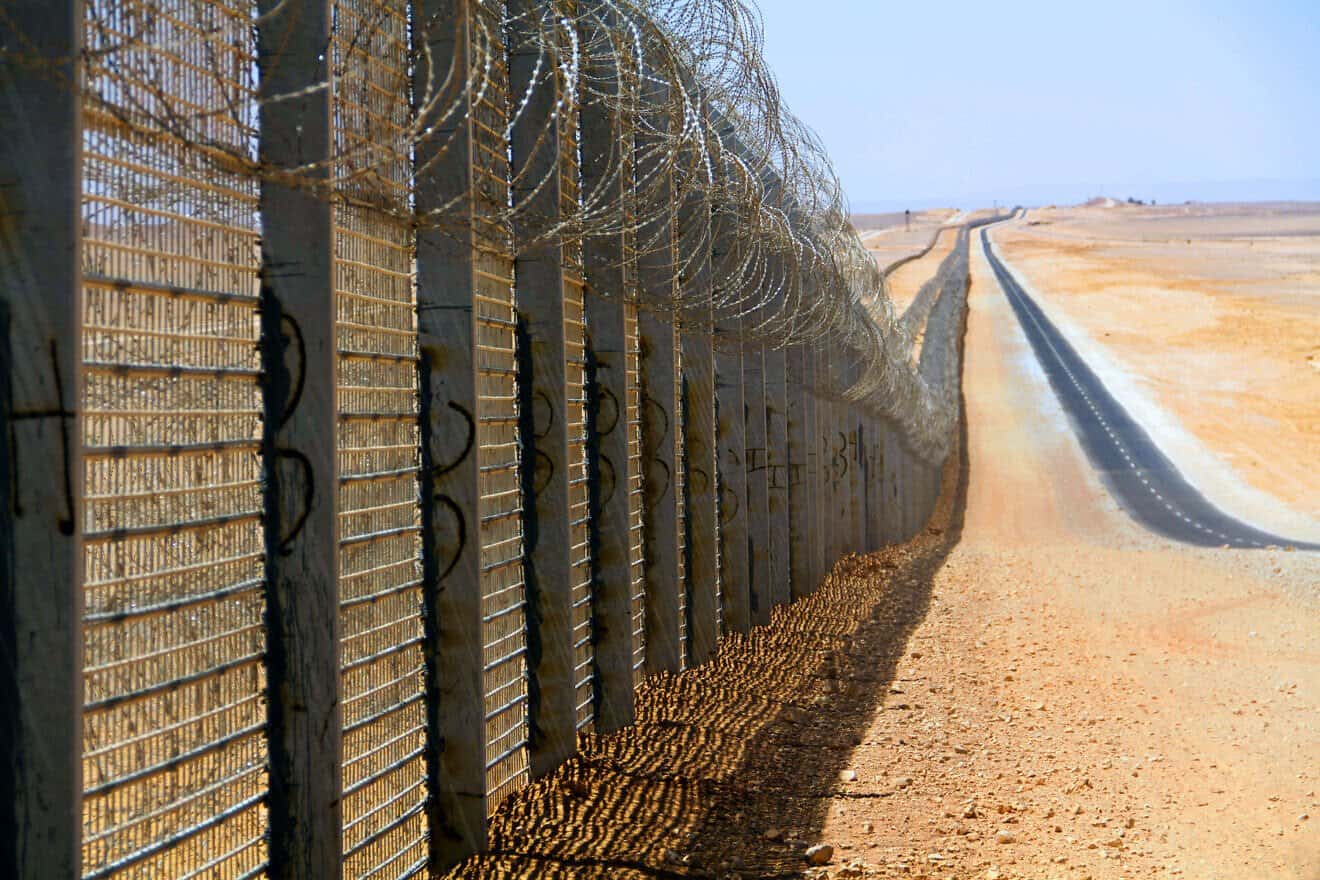 The border fence separating Israel and Egypt, June 3, 2012. Credit: Idobi via Wikimedia.
