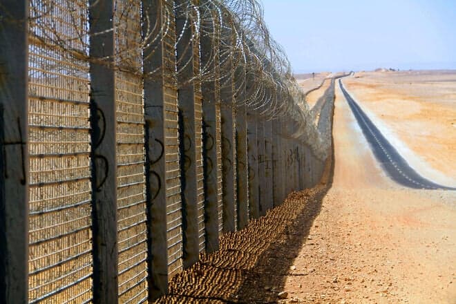 The border fence separating Israel and Egypt, June 3, 2012. Credit: Idobi via Wikimedia.