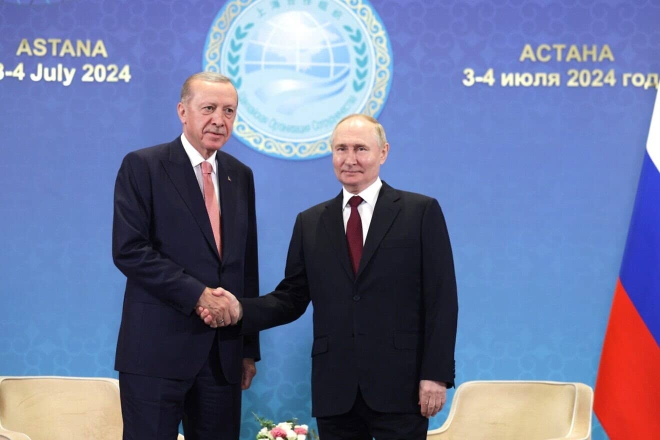Russian President Vladimir Putin greets Turkish President Recep Tayyip Erdoğan in Moscow on July 3, 2024. Credit: President of the Russian Federation via Wikimedia Commons.