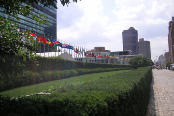 Outside the headquarters of the United Nations in New York City. Credit: Ian Gratton via Wikimedia Commons.