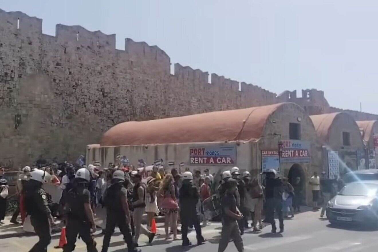 Anti-Israel protesters on the island of Rhodes are cordoned off by police, July 28, 2025. Credit: YouTube/Rodiaki News.