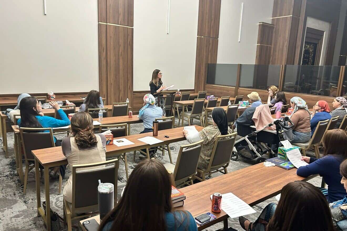 Women at Kehillas Nachlas Baruch in Chicago explore Tehillim, or Psalms, as part of the “Journey Through Tehillim” speaker series. Credit: Courtesy of the Orthodox Union.