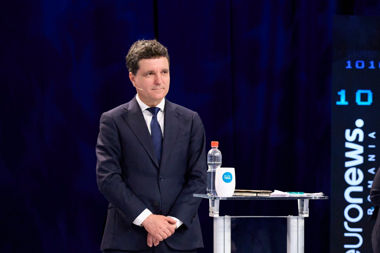 Romanias president blocks law against antisemitic speech