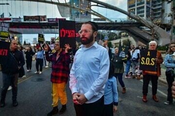 Journalist Israel Frey and demonstrators protest outside the Kirya military headquarters in Tel Aviv, calling for the release of Israeli hostages held in the Gaza Strip, April 8, 2024. Photo by Avshalom Sassoni/Flash90.
