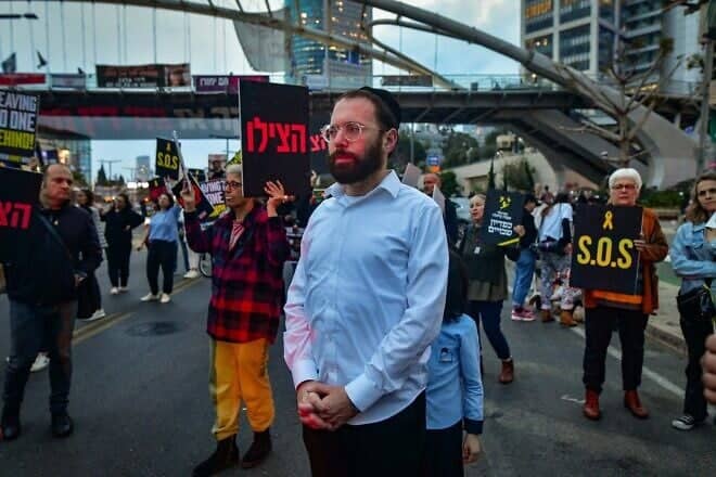 Journalist Israel Frey and demonstrators protest outside the Kirya military headquarters in Tel Aviv, calling for the release of Israeli hostages held in the Gaza Strip, April 8, 2024. Photo by Avshalom Sassoni/Flash90.