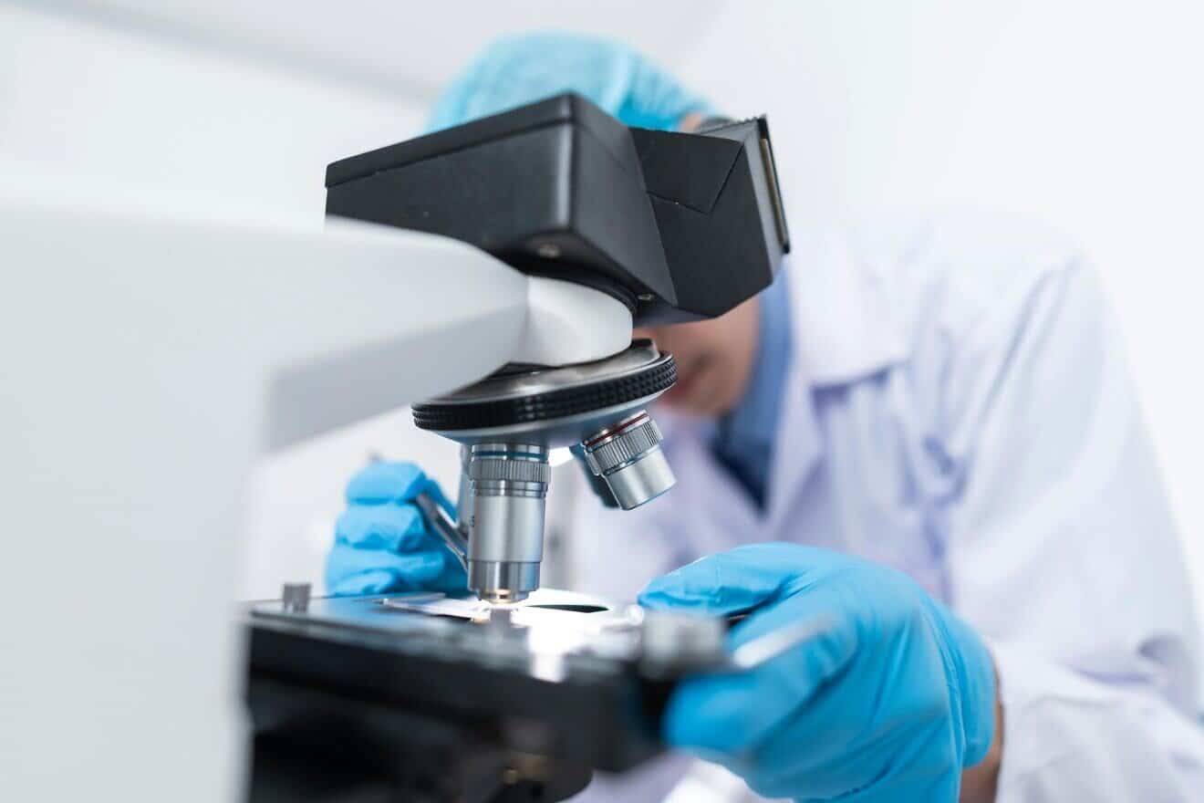 Medical researcher using a microscope. Credit: Chokniti Khongchum/Pexels.