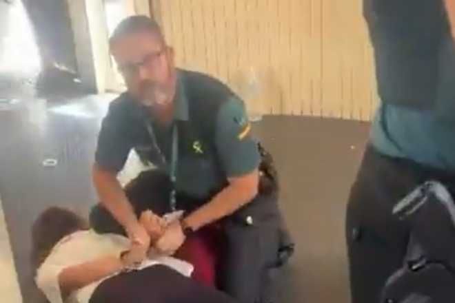A Spanish police officer arrests a Jewish camp counselor in Valencia on July 23, 2025. Source: i24 News/screenshot.