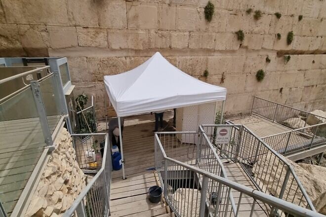 Work to remove graffiti at the "Ezrat Yisrael" egalitarian prayer space of the Western Wall in Jerusalem's Old City, Aug. 11, 2025. Credit: Western Wall Heritage Foundation.