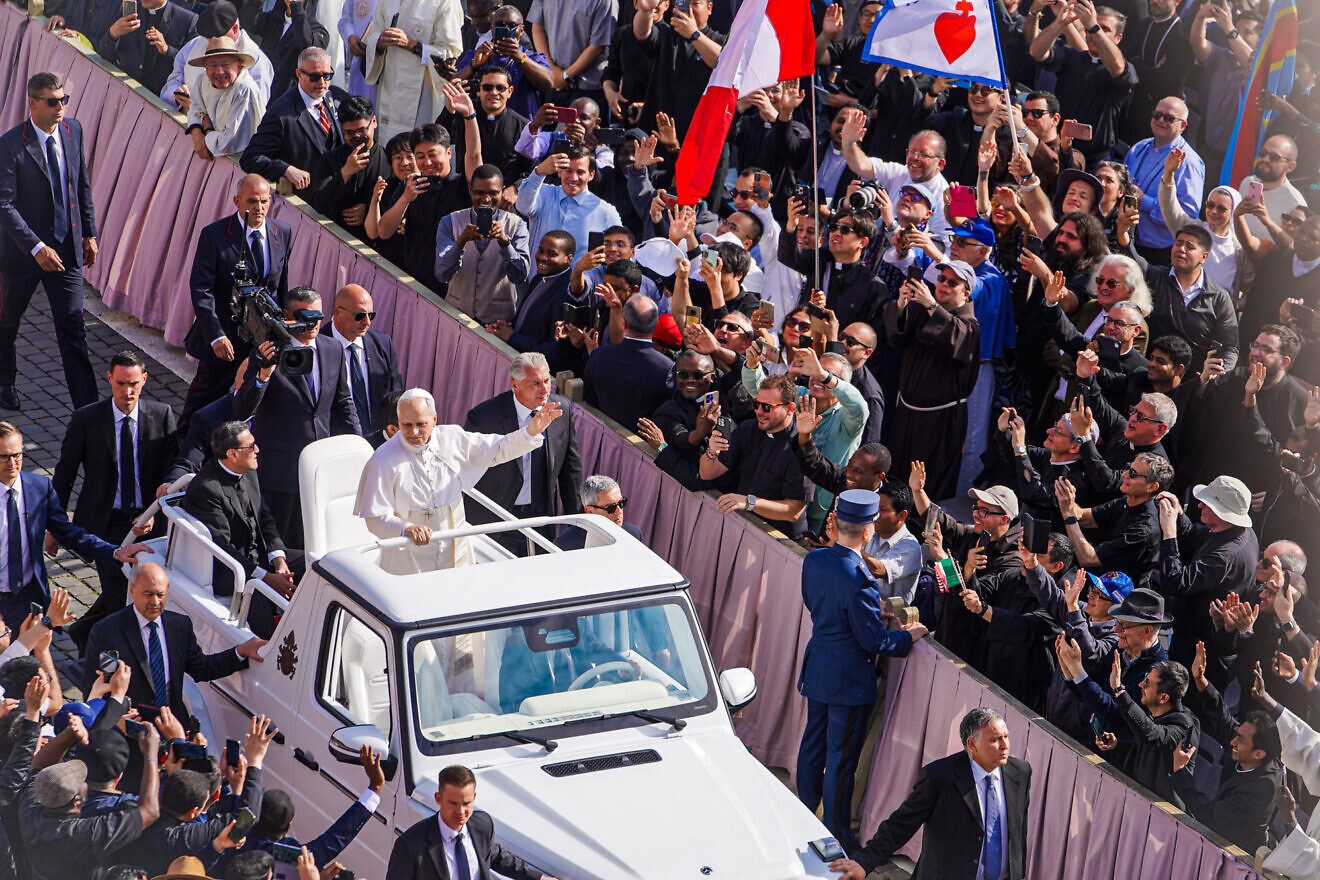 Vatican probes Swiss Guard over alleged antisemitic gesture