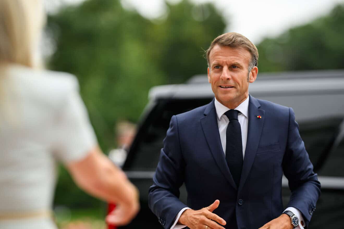 French President Emmanuel Macron arrives to the South Portico of the White House for a meeting with U.S. President Donald Trump, Ukrainian President Volodymyr Zelenskyy and other world leaders on Aug. 18, 2025. Credit: Daniel Torok/White House.