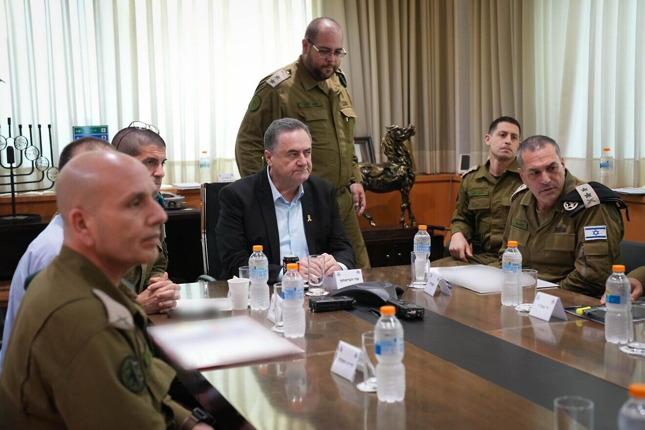 Israeli Defense Minister Israel Katz and IDF chief Eyal Zamir (R) discuss strikes on Yemen on August 28, 2025. 
Elad Malka/Defense Ministry.