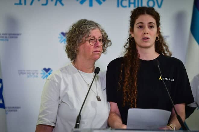 Family members of released hostage Keith Siegel hold a press conference at Tel Aviv Sourasky Medical Center (Ichilov Hospital), Feb. 3, 2025. Photo by Avshalom Sassoni/Flash90.