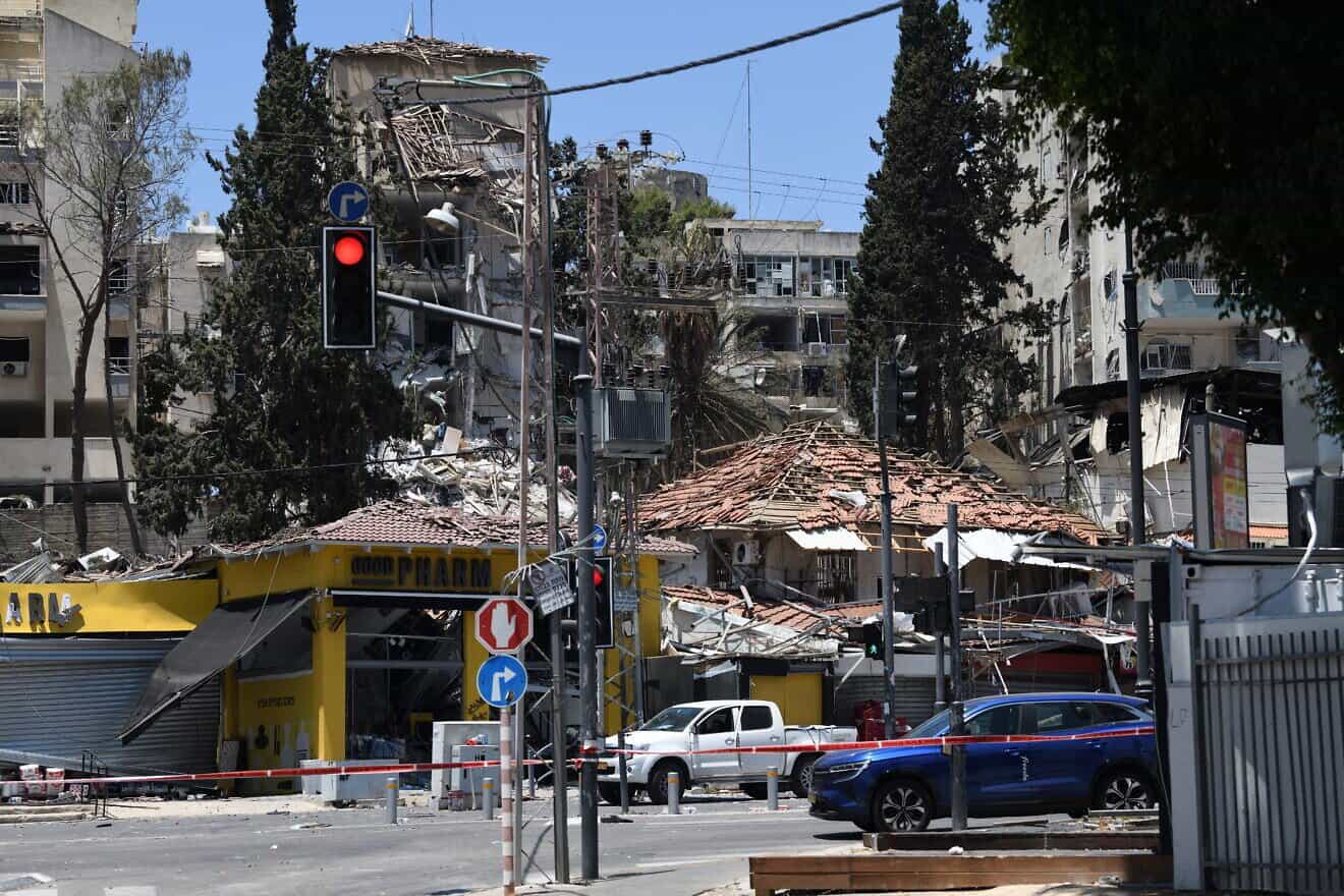 Israeli security and rescue forces at the scene where an Iranian ballistic missile hit a residential building in Rehovot, June 15, 2025. Photo by Gili Yaari/Flash90.