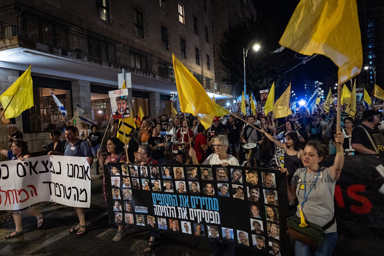Protesters gather at the Prime Minister's residence in Jerusalem to call for the release of the hostages and an end to the war. Aug. 23, 2025. Photo by Yonatan Sindel/Flash90.