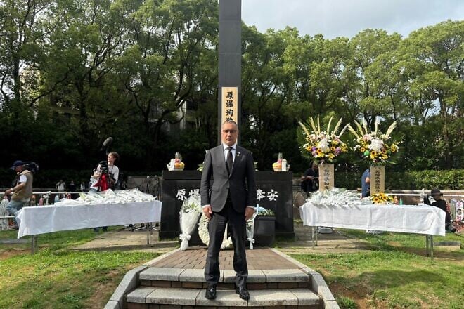 Israel’s Ambassador to Japan Gilad Cohen laid a wreath in the 80th anniversary ceremony commemorating the victims of the atomic bombing of the city of Nagasaki during World War II. Credit: Embassy of Israel, Tokyo.