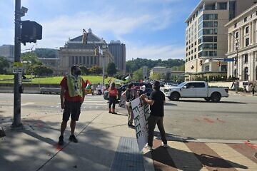 A small group of protesters gathered in Oakland before the JCC Maccabi Campus Games opening ceremony on Aug. 4, 2025. Photo by David Rullo.
