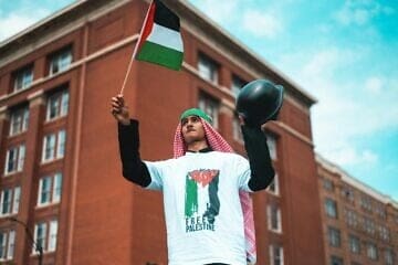 A Palestinian protester wearing a “Free Palestine” T-shirt. Credit: Alfo Medeiros/Pexels.