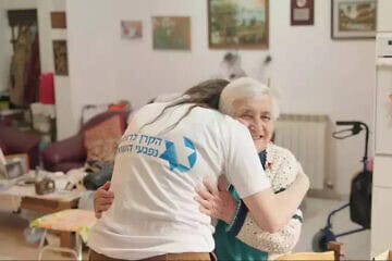 Survivor Yehudit Zelstein and volunteer Neta Vaknin. Credit: Foundation for the Welfare of Holocaust Victims.