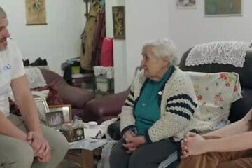 Shoah Yehudit Zelstein, 94, with volunteers Adiel (left) and Neta. Credit: Foundation for the Welfare of Holocaust Victims.