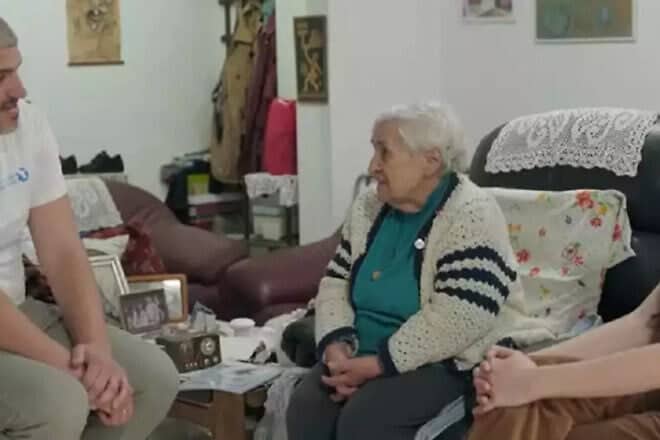 Shoah Yehudit Zelstein, 94, with volunteers Adiel (left) and Neta. Credit: Foundation for the Welfare of Holocaust Victims.