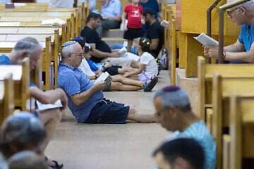 Tisha B'Av in a synagogue. Photo by Liron Moldovan.